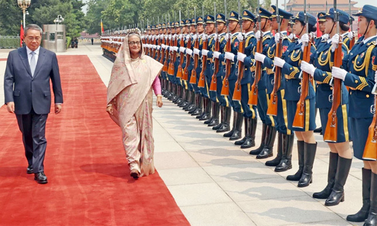 চীনের গ্রেট হলে লাল গালিচায় শেখ হাসিনাকে রাষ্ট্রীয় অভ্যর্থনা