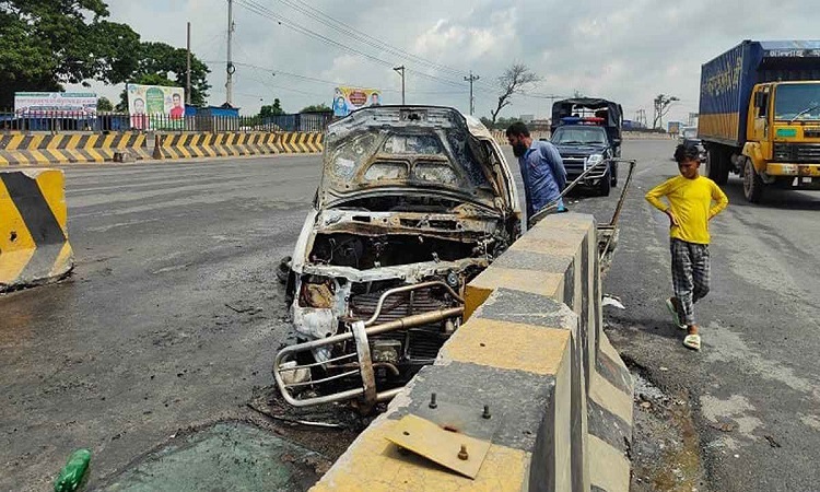 মেঘনা টোল প্লাজায় চলন্ত মাইক্রোবাসে আগুনে দগ্ধ ৫