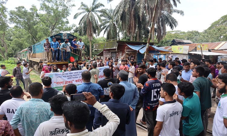 ঢাকা-ময়মনসিংহ রেললাইন অবরোধ করে বাকৃবি শিক্ষার্থীদের আন্দোলন