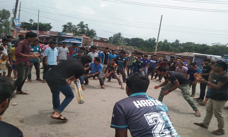 রাস্তা অবরোধ করে ক্রিকেট খেলছেন বেরোবি শিক্ষার্থীরা