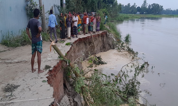 টাঙ্গাইলে ব্রিজের সংযোগ সড়ক ভেঙে যোগাযোগ বিচ্ছিন্ন