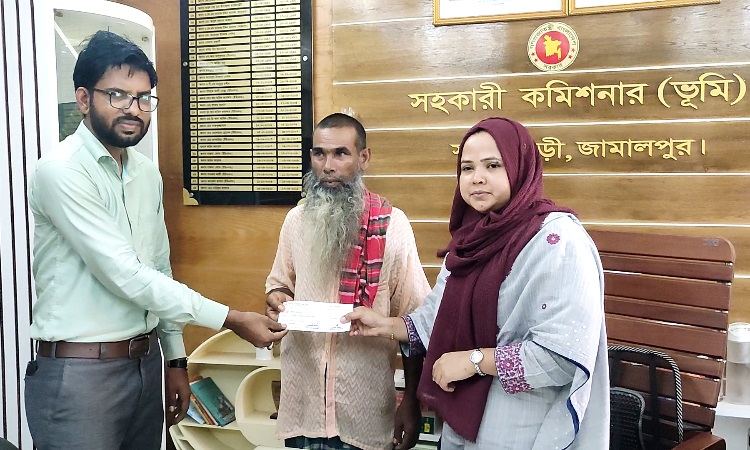 সরিষাবাড়ীতে বজ্রপাতে নিহতের পরিবারকে অর্থ সহায়তা প্রদান