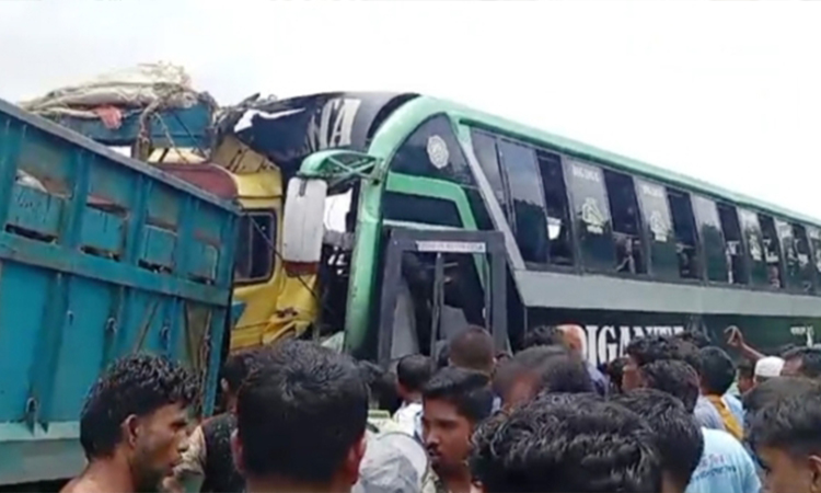 ব্রাহ্মণবাড়িয়ায় ট্রাক-বাসের মুখোমুখি সংঘর্ষ, আহত ৫