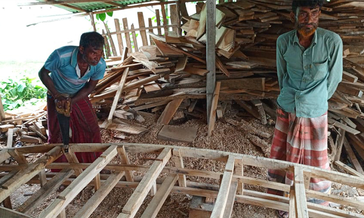 নৌকা তৈরিতে ব্যস্ত সিংড়ার কারিগররা