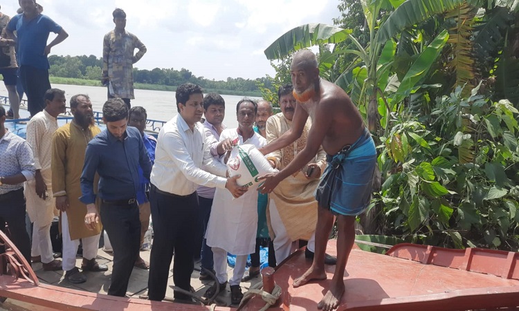 টাঙ্গাইলে বন্যায় ক্ষতিগ্রস্তদের মাঝে ত্রাণ বিতরণ
