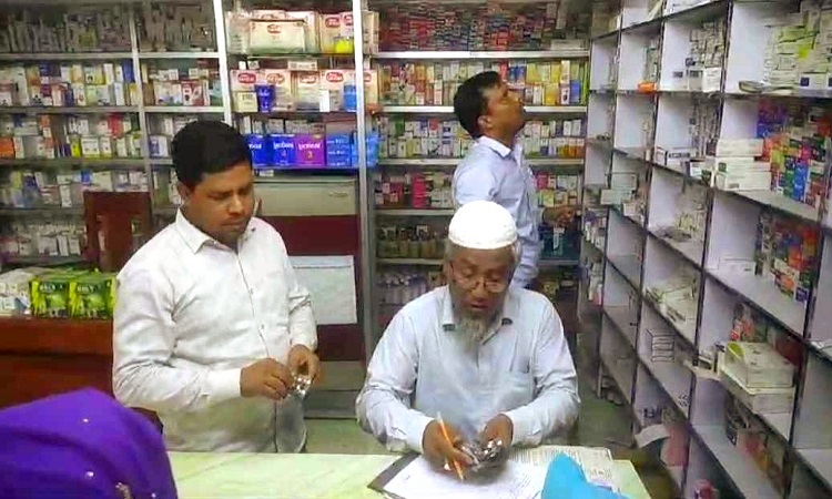 হিলিতে মেয়াদোত্তীর্ণ ওষুধ বিক্রির দায়ে ভ্রাম্যমাণ আদালতে জরিমানা
