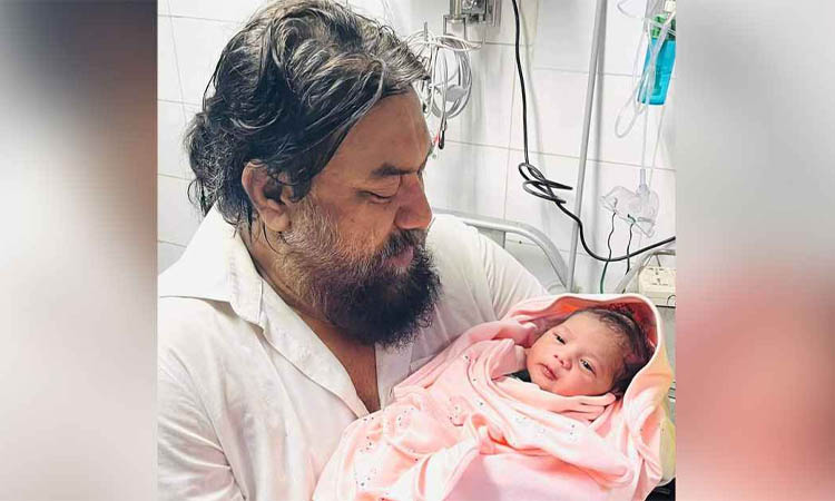 ছেলে সন্তানের বাবা হলেন চাষী আলম