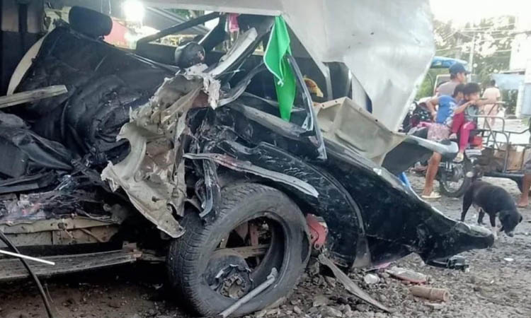 ফিলিপিন্সে অন্ত্যেষ্টিক্রিয়া থেকে ফেরার পথে সড়কে প্রাণ গেল ১১ জনের