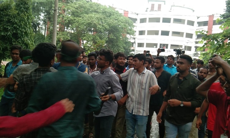 প্রক্টর-পুলিশ-ছাত্রলীগের বাধায় বেরোবি’র আন্দোলনকারীরা