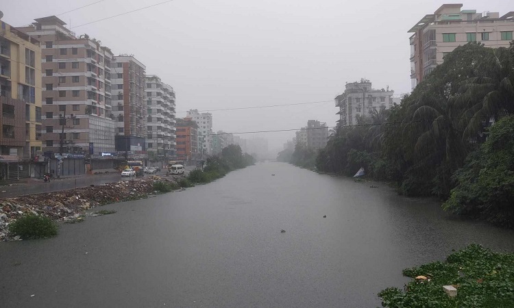 ঢাকায় ঝুম বৃষ্টি, ভোগান্তিতে নগরবাসী