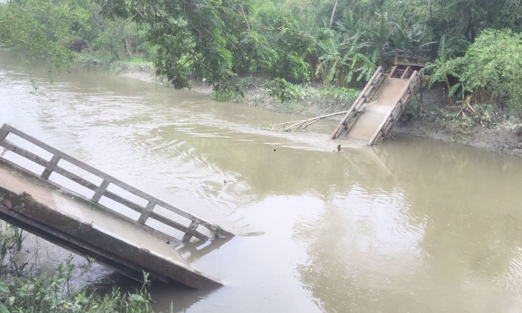 ব্রীজ ভেঙ্গে খালে, দুর্ভোগে দুই গ্রামের হাজারো মানুষ