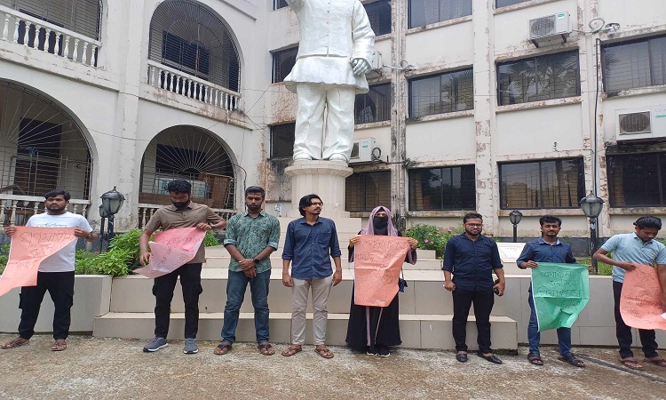 কুবিতে সাংবাদিকের উপর পুলিশি হামলার প্রতিবাদে মানববন্ধন