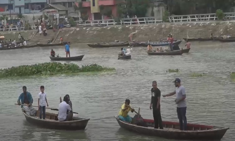 কাউন্দিয়ায় তুরাগ নদীতে নৌকা পারাপারে বেড়েছে দুর্ভোগ