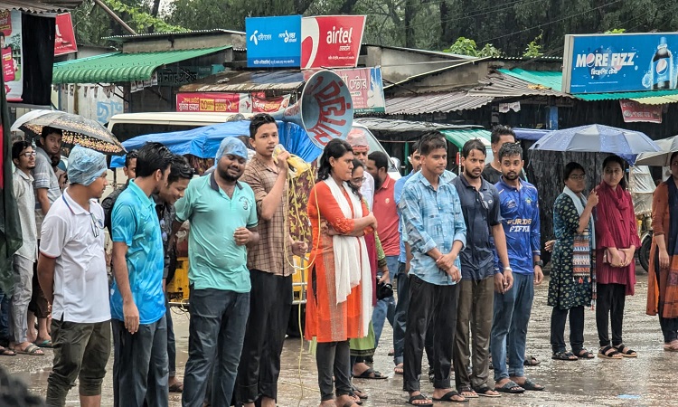 শিক্ষার্থীদের ওপর হামলার প্রতিবাদে বৃষ্টিতে ভিজে বাকৃবি শিক্ষার্থীদের বিক্ষোভ