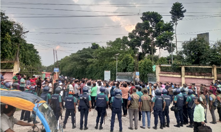 শিক্ষার্থীদের ওপর হামলার প্রতিবাদে বেরোবিতে বিক্ষোভ