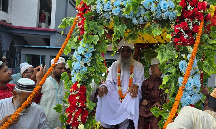 একটানা ৩৫ বছর ইমামতি, ঘোড়ার গাড়িতে ইমামকে রাজকীয় বিদায়