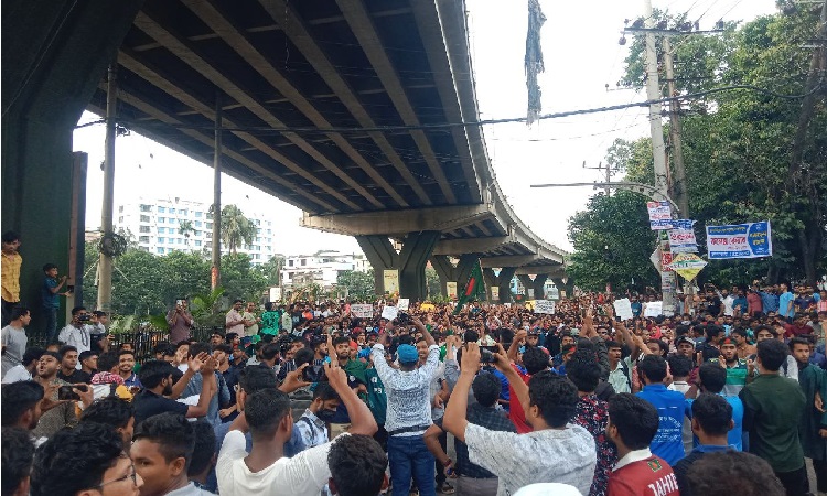পুলিশি হামলার প্রতিবাদে হাজারো শিক্ষার্থীর বিক্ষোভ, অচল চট্টগ্রামের রাজপথ