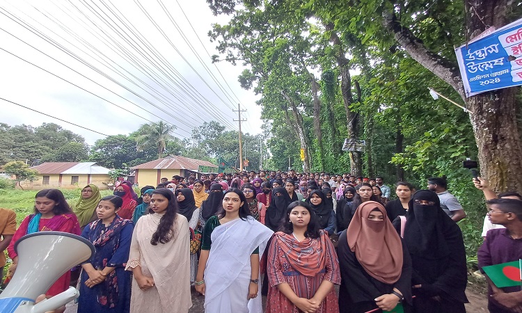 হামলার প্রতিবাদে কুবি শিক্ষার্থীদের বিক্ষোভ মিছিল