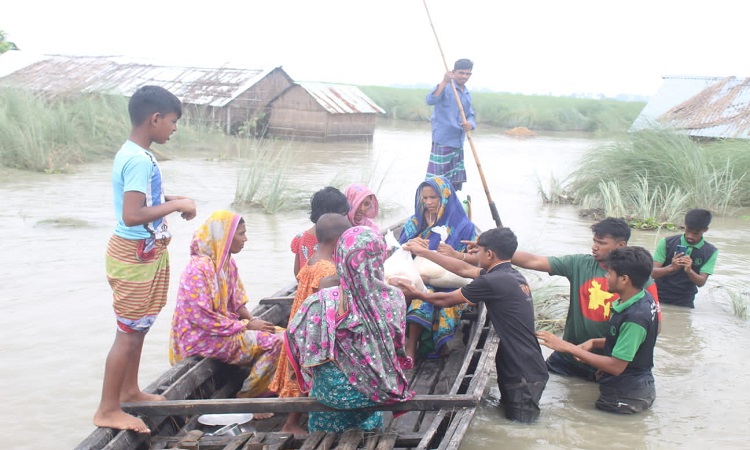 ইউনিভার্সাল এমিটি'র ত্রাণ সহায়তা পেলে চরের শতাধিক পরিবার