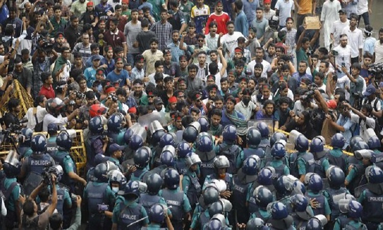 পুলিশের গাড়ি ভাঙচুর ঘটনায় শিক্ষার্থীদের নামে পুলিশের মামলা