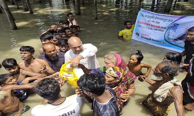 ইসলামপুরে বন্যার্তদের মাঝে ত্রাণ বিতরণ