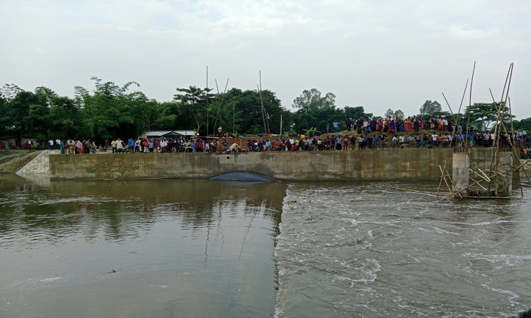 খানসামায় সাঁতরে নদী পর হতে গিয়ে ২ দিনমজুর নিখোঁজ