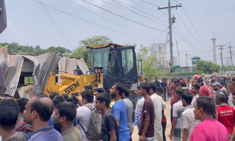 ঈশ্বরদীতে সড়কের পাশে অবৈধ স্থাপনা উচ্ছেদ