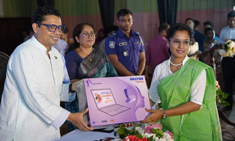 ২৬৫ নারী প্রশিক্ষণার্থীদের ল্যাপটপ বিতরণ করলেন প্রতিমন্ত্রী পলক