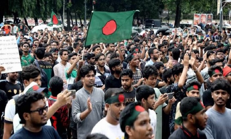 রাষ্ট্রপতিকে স্মারকলিপি দিতে বঙ্গভবন অভিমুখে শিক্ষার্থীদের পদযাত্রা