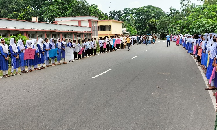 ভূঞাপুরে শিক্ষিকাকে যৌন হয়রানির প্রতিবাদে মানববন্ধন