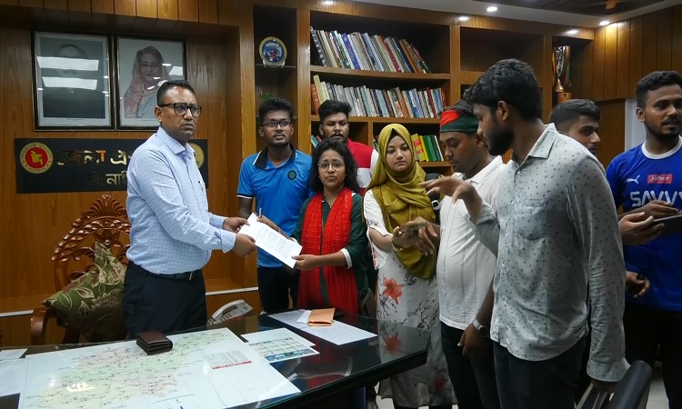 ঝিনাইদহে কোটাবিরোধীদের পদযাত্রা ও স্মারকলিপি পেশ