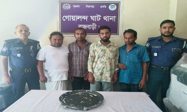 লক্ষাধিক টাকার কষ্টি পাথরের থালাসহ গ্রেফতার ৪