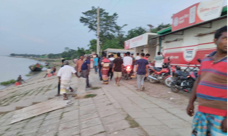 দৌলতপুরে নৌকায় চড়া নিয়ে হাতাহাতি : ২ রাউন্ড গুলি বর্ষণ