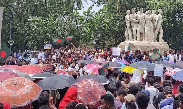 রাজু ভাস্কর্যের সামনে কোটাবিরোধী শিক্ষার্থীদের অবস্থান