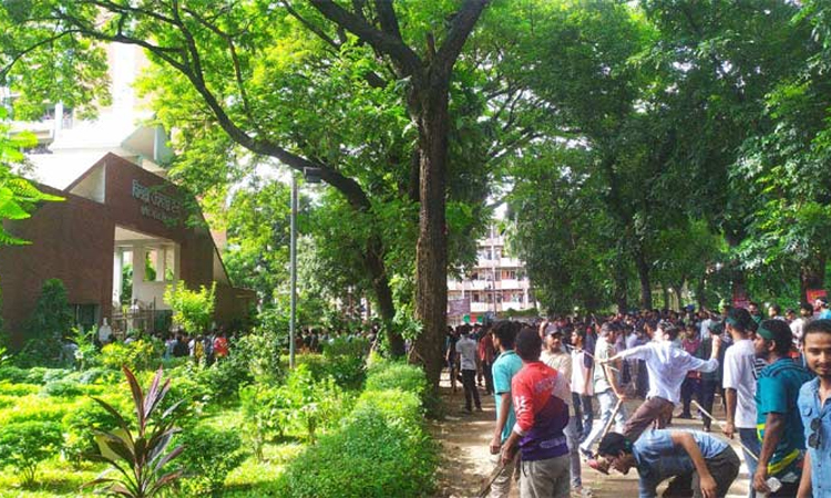 ঢাবিতে ছাত্রলীগ ও কোটাবিরোধীদের ধাওয়া-পাল্টা ধাওয়া