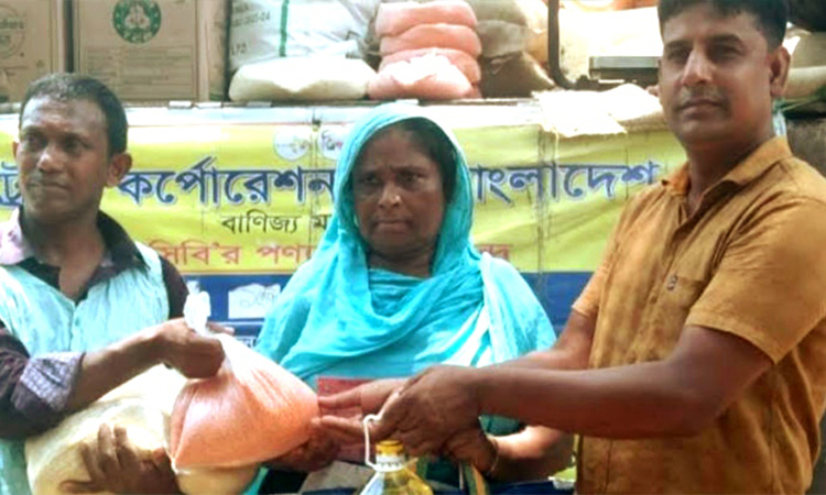 হিলিতে স্বল্প মূল্য টিসিবি পণ্য বিক্রয় শুরু