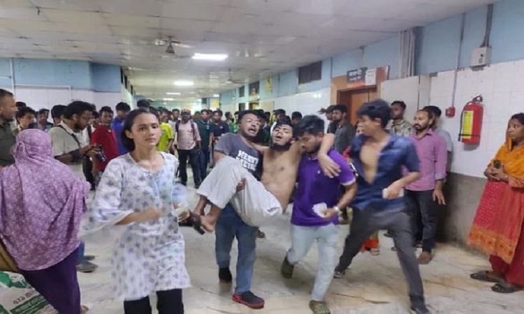 কোটা আন্দোলনকারী ও ছাত্রলীগের পাল্টাপাল্টি হামলায় আহত শতাধিক