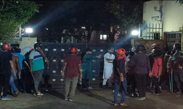 মধ্যরাতে জাবিতে ত্রিমুখী সংঘর্ষ, পুলিশসহ আহত শতাধিক
