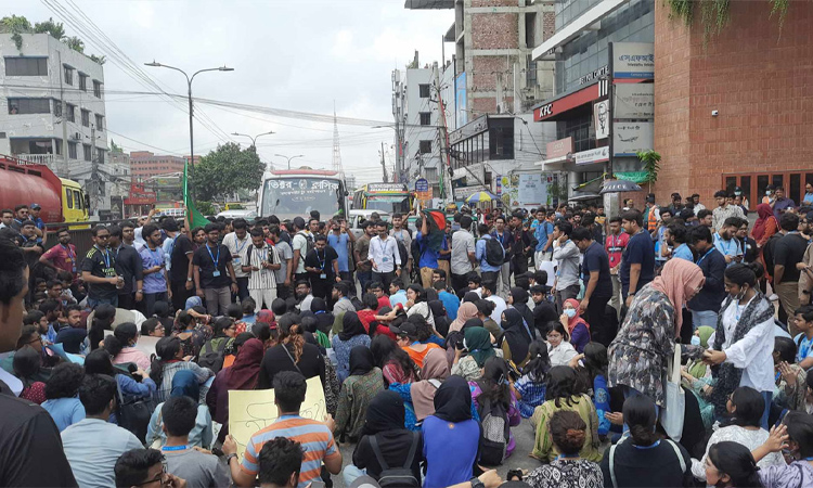 বাড্ডায় ব্র্যাক বিশ্ববিদ্যালয় শিক্ষার্থীদের সড়ক অবরোধ