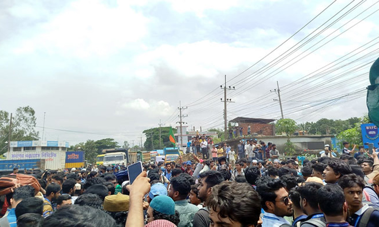 চট্টগ্রামে মহাসড়ক ও রেলপথ অবরোধ করে শিক্ষার্থীদের বিক্ষোভ