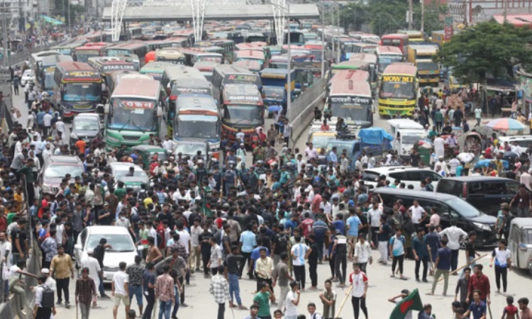 রাজধানীর ২০ পয়েন্টে বন্ধ যান চলাচল, ভোগান্তিতে নগরবাসী