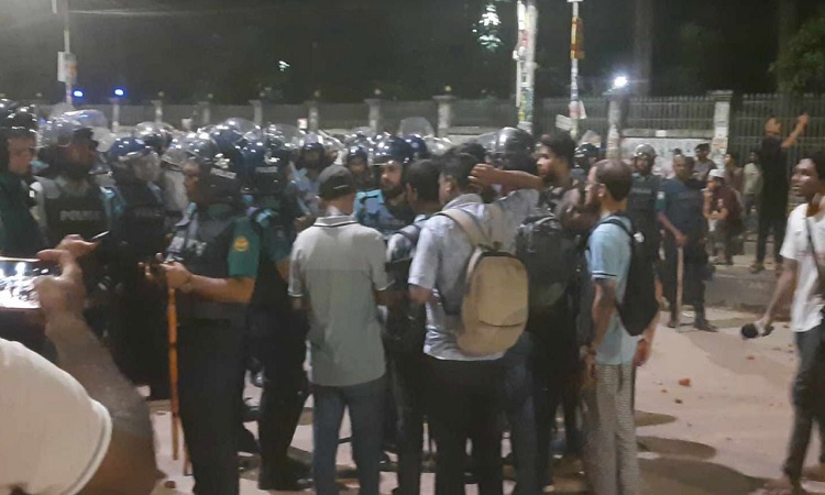 সাড়ে ৬ ঘণ্টা পর সায়েন্সল্যাব এলাকা পুলিশের নিয়ন্ত্রণে