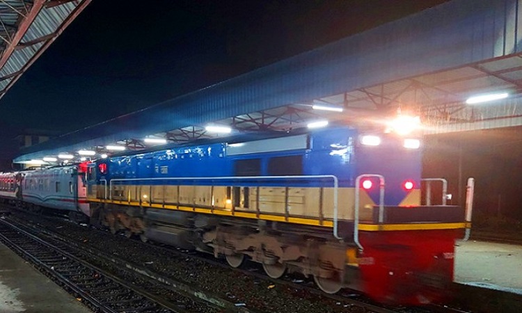 ৬ ঘণ্টা পর ঢাকা থেকে ট্রেন চলাচল স্বাভাবিক