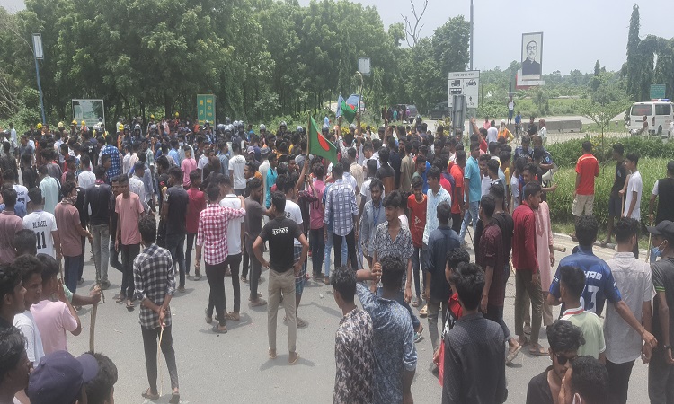 টাঙ্গাইলে কোটাবিরোধী আন্দোলনে বঙ্গবন্ধু সেতুতে যানচলাচল বন্ধ