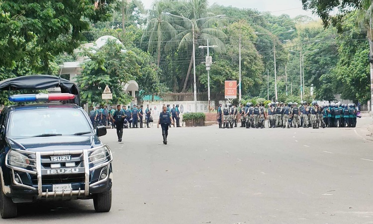 শাহবাগে সতর্ক অবস্থানে আইনশৃঙ্খলা বাহিনী