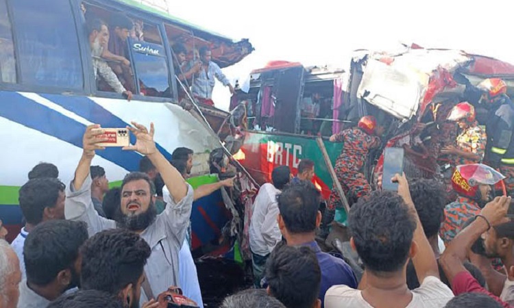 ফরিদপুরে ২ বাসের মুখোমুখি সংঘর্ষে নিহত ৩, আহত ২০
