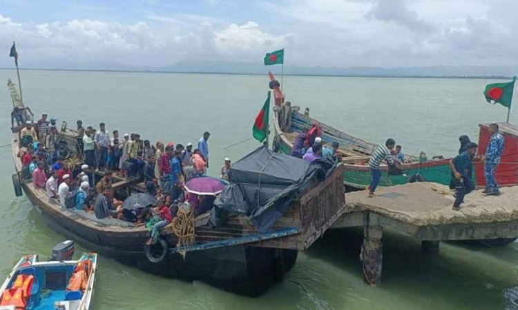 টেকনাফগামী ট্রলারে মিয়ানমারের গুলি