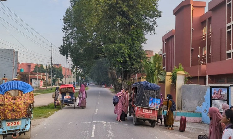 হল ছাড়ছেন বাকৃবি শিক্ষার্থীরা