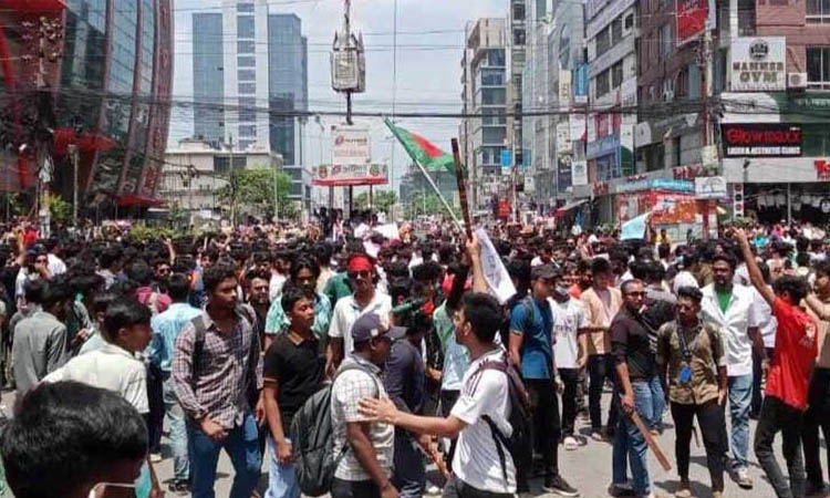 উত্তরায় শিক্ষার্থীদের ওপর টিয়ারশেল নিক্ষেপ, পুলিশ বক্স ভাঙচুর