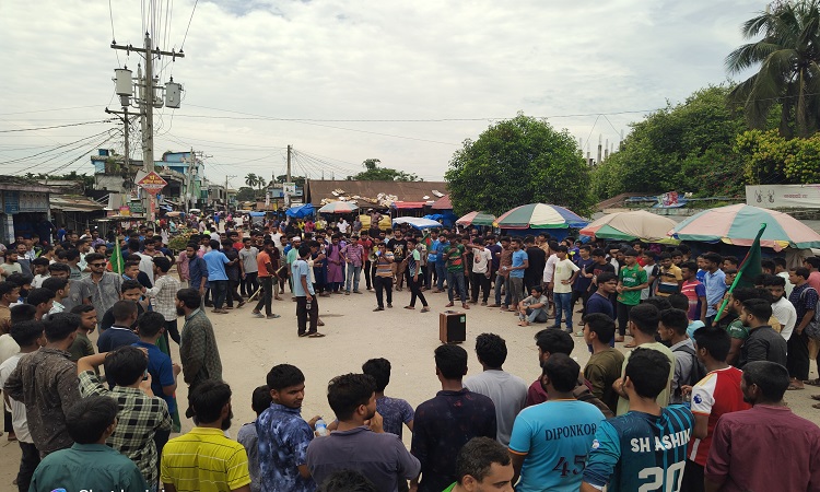 খানসামায় কোটা সংস্কার আন্দোলনকারীদের সড়ক অবরোধ, ২ ঘণ্টা যান চলাচল বন্ধ